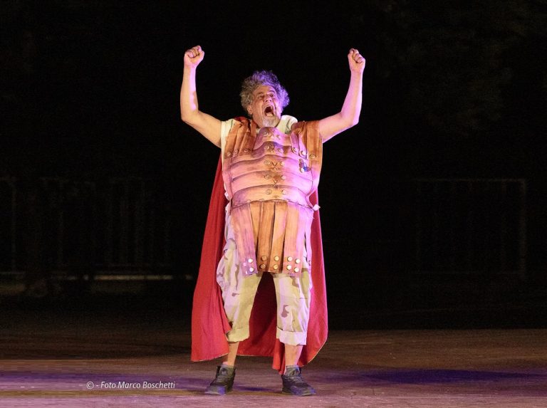 “Sentieri in Cammino” propone il grande Teatro Comico Antico con “Curculio” di Plauto con Edoardo Siravo