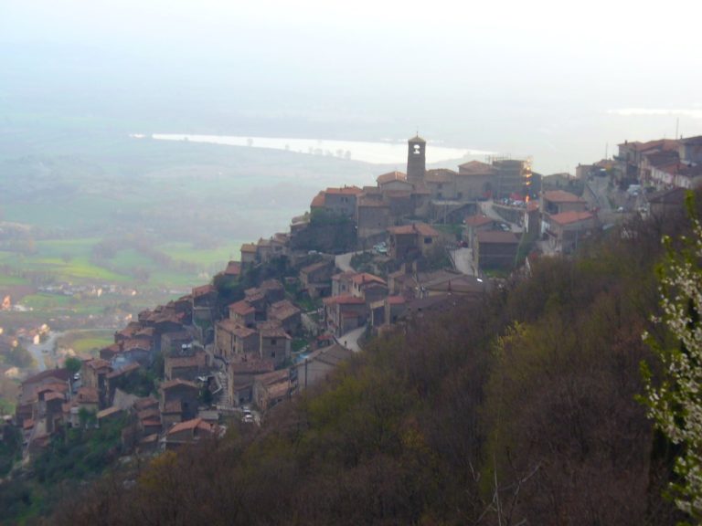 FdI Poggio Bustone organizza raccolta vestiti per famiglie bisognose