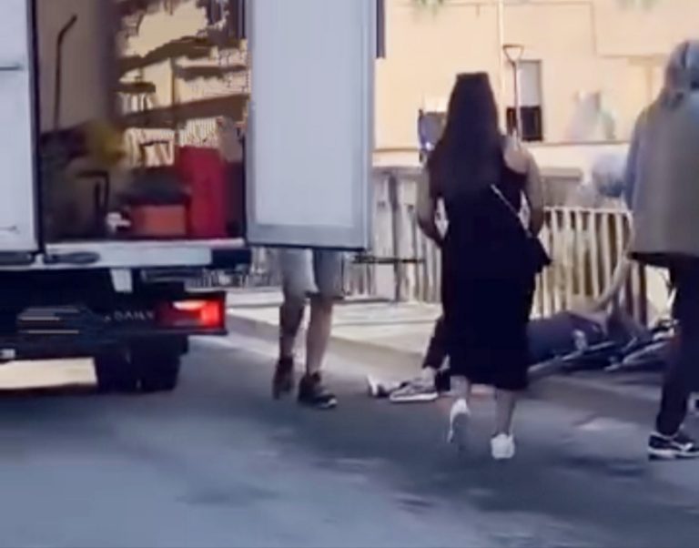 Donna travolta dal portellone di un furgone. L’incidente su Ponte Romano
