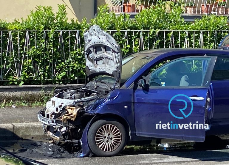 Auto in fiamme in via Borsellino