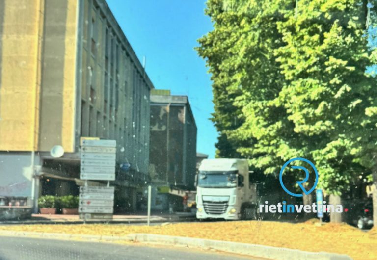 Autoarticolato rimane incastrato all’ingresso della rotatoria fronte Caserma Vigili del Fuoco