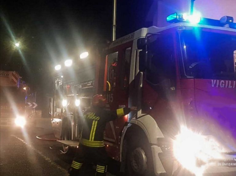 Domato l’incendio all’opificio di Osteria Nuova. Emessa ordinanza per tenere chiuse le finestre delle abitazioni