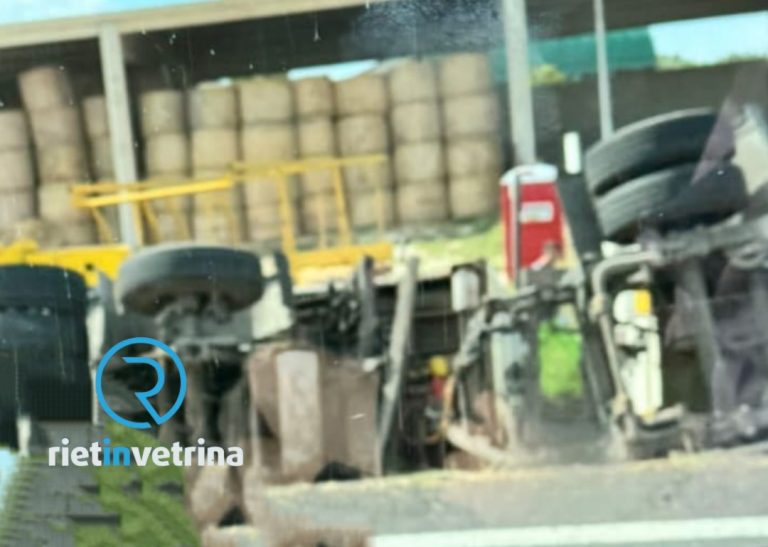 Autoarticolato si ribalta tra Passo Corese e Fiano Romano