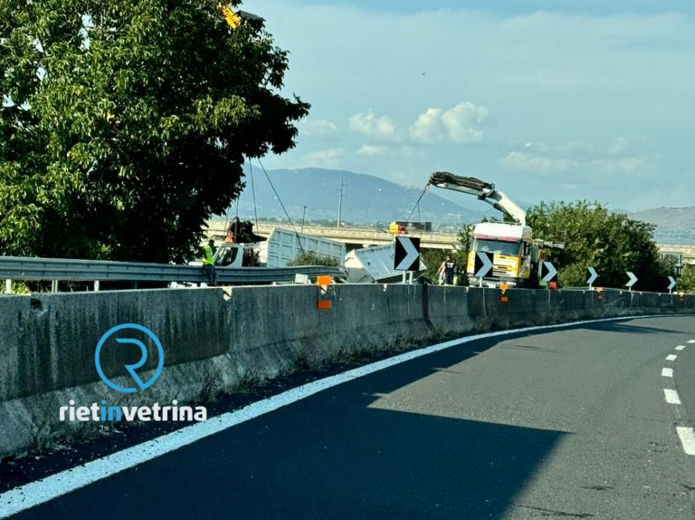 In corso le operazione di rimozione del mezzo pesante ribaltatosi sulla Passo Corese – Fiano