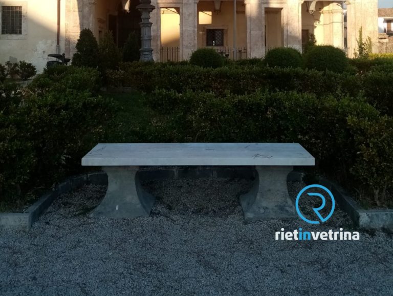 Dopo la segnalazione su Rietinvetrina ripristinata la panchina rotta nei giardini della Prefettura