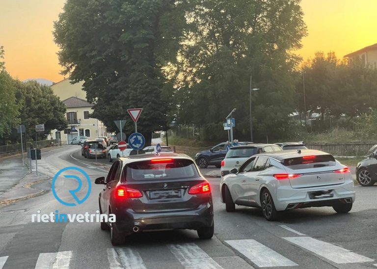 Nuovo autoarticolato incastrato nella rotatoria fronte Caserma Vigili del Fuoco. Ogni giorno code lunghe 30 minuti