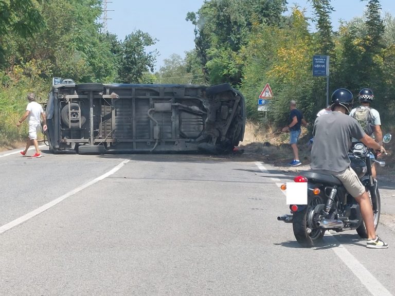 Furgone si ribalta dopo la rotatoria Amazon di Passo Corese