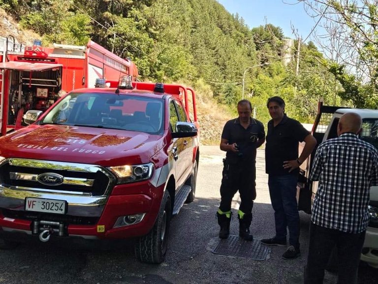 Intervento nella frazione Moggio per abbeverare il bestiame allo stremo per il caldo