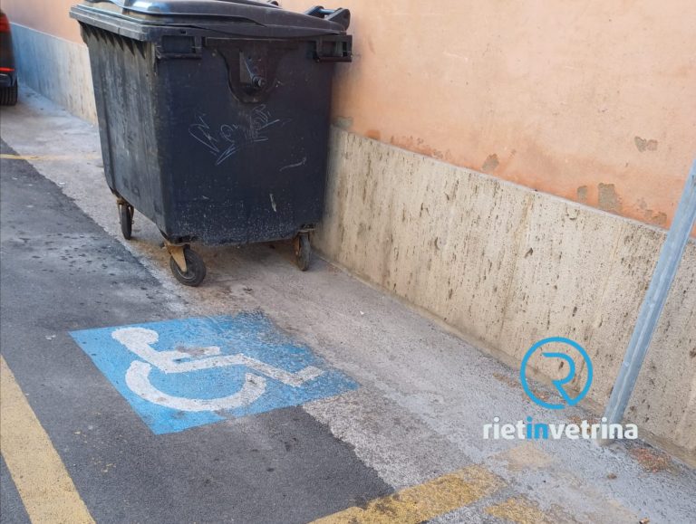 SEI TU IL REPORTER – Antonella: “In via Nuova il secchione dei rifiuti sempre sul posteggio per gli invalidi”