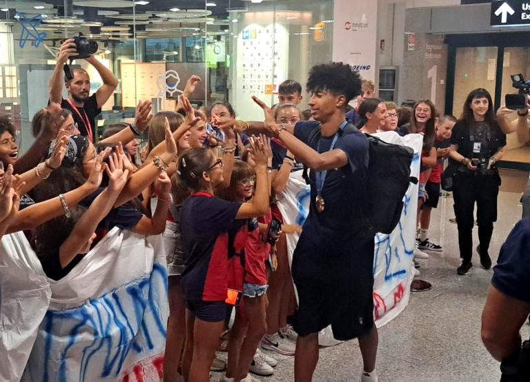 Mattia Furlani accolto a Fiumicino da decine di ragazzi della Studentesca