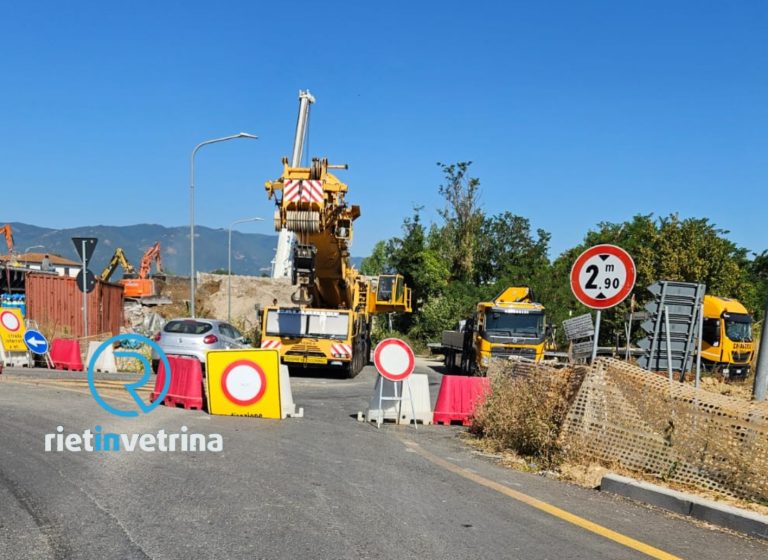 Demolito il ponte ferroviario di via Velinia