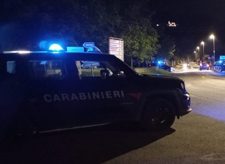 Non rispettano il divieto di avvicinamento, fermati tre uomini. Denunciata una donna per possesso di droga