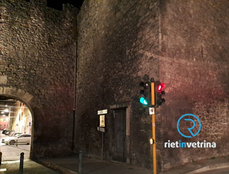 Il semaforo di Porta Conca è tornato in funzione