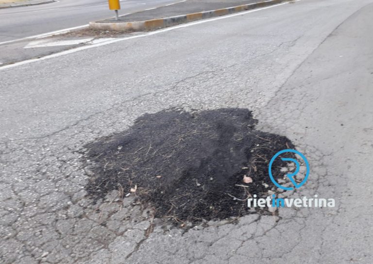 Chiusa la mega buca in via Ricci segnalata su Rietinvetrina