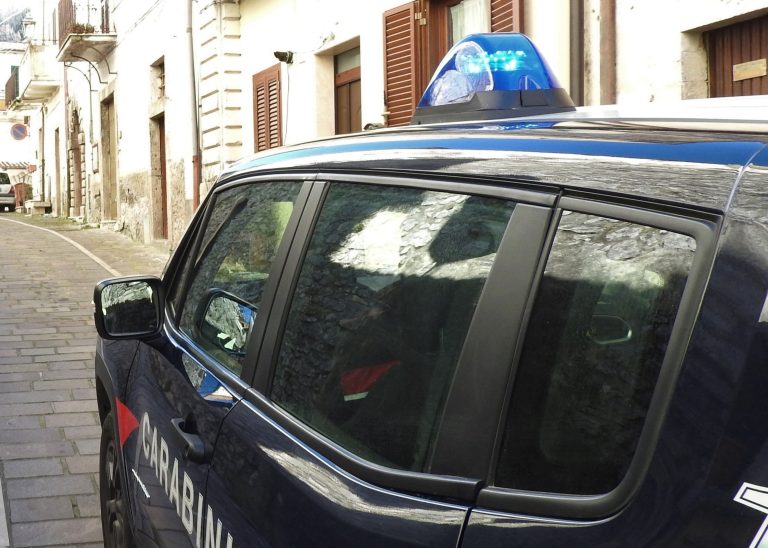 Per effettuare la manutenzione ai contatori scardina un portone privato. Denunciato
