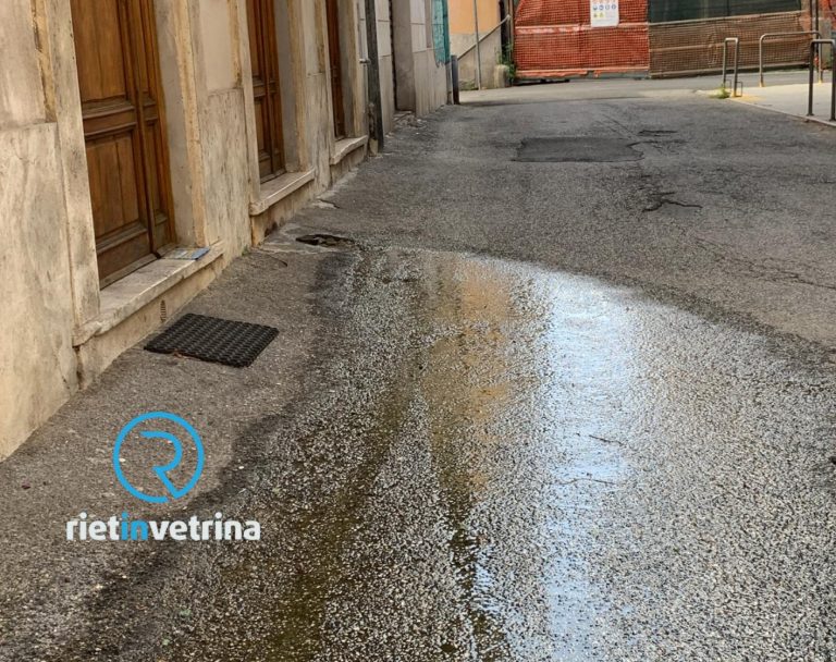SEI TU IL REPORTER – “Rieti, c’è una perdita di acqua in vicolo Tosti”