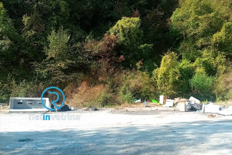 SEI TU IL REPORTER – “A 100 metri da Casapenta abbandonati un divano ed una cucina”