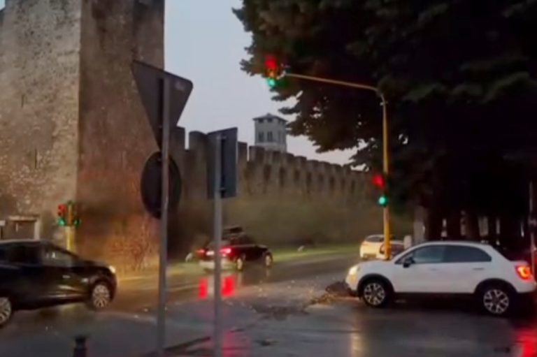 In tilt il semaforo di Porta Conca. Accese tutte le luci contemporaneamente