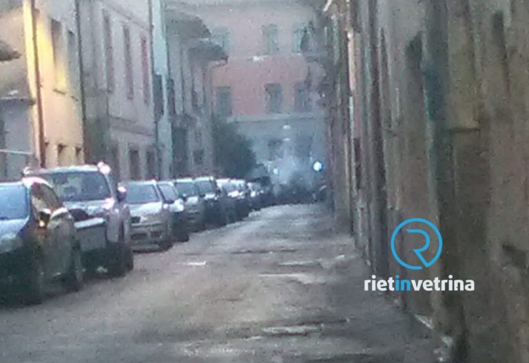 In fiamme cassonetto dei rifiuti in via San Liberatore