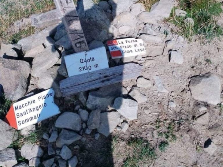 SEI TU IL REPORTER – CAI Amatrice: “Vandalizzata la segnaletica del Palo della Memoria sui Monti della Laga”