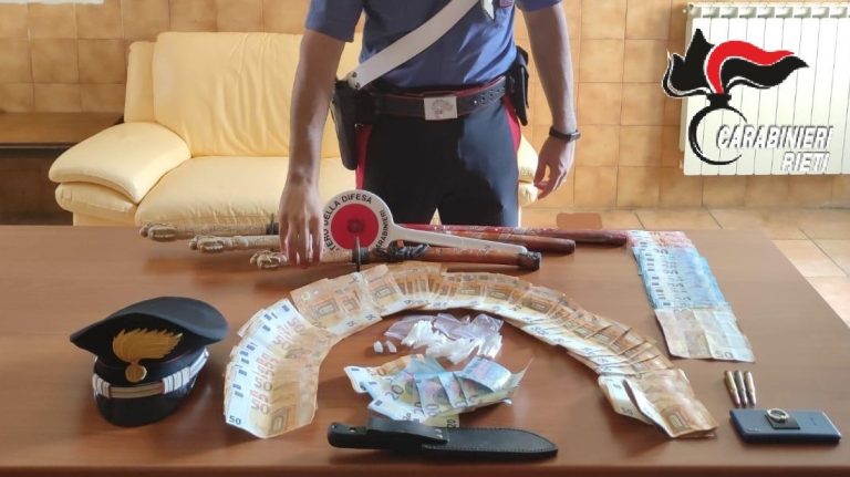 Arrestati due stranieri per detenzione illegale di armi (katane), spaccio di droga, resistenza a pubblico ufficiale. Trovati con 6mila euro in casa