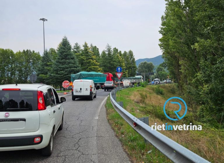Lavori a Rieti Ovest uscita Macelletto per sostituzione guardrail. Code ambo le corsie