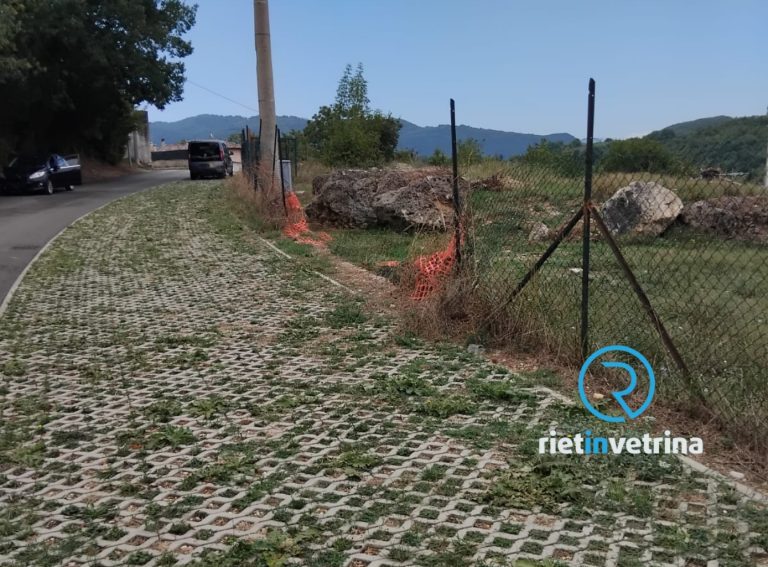 SEI TU IL REPORTER – “Si presenta così il marciapiede realizzato col PNRR davanti al cimitero di Santa Rufina”