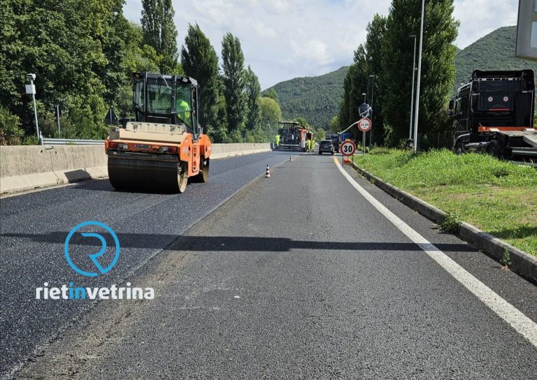 Proseguono i lavori nello svincolo Rieti – Ovest. Asfaltatrice in azione