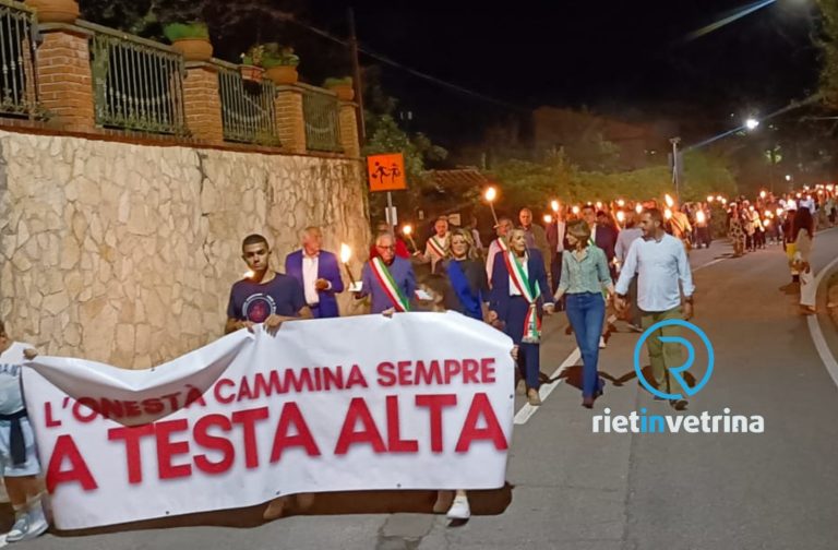 Sindaci e cittadini in fiaccolata per la sindaca Floriana Broccoletti