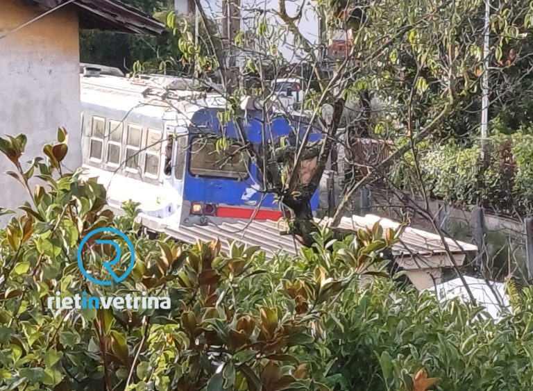 Nuovo incidente al passaggio a livello di Villa Reatina. Auto contro le barriere