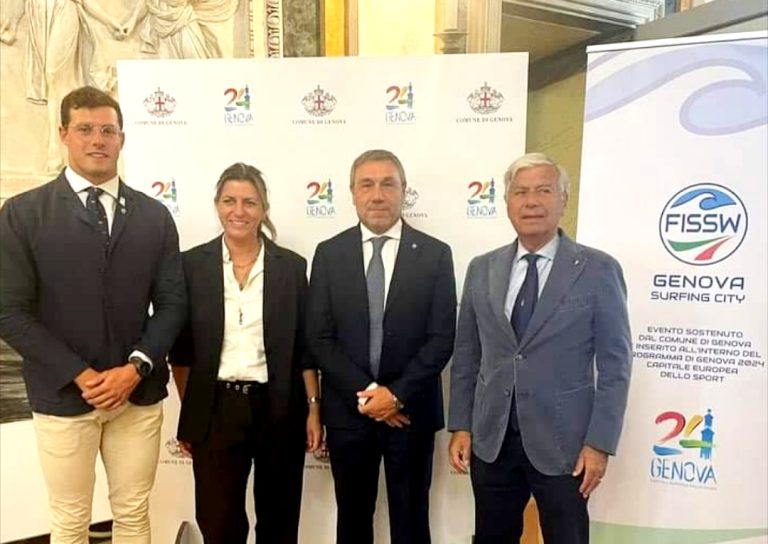 Claudio Ponzani all’ospedale Gaslini di Genova con gli istruttori FISSW per far visita ai bimbi ricoverati