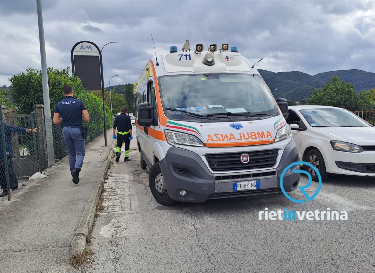 80enne cade rovinosamente a terra in via Nenni rischiando l’investimento