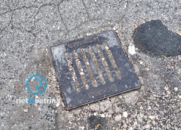 SEI TU IL REPORTER – “Uno dei tombini di piazzale Mercatanti a Rieti. Le strade si allagano anche per questo motivo”
