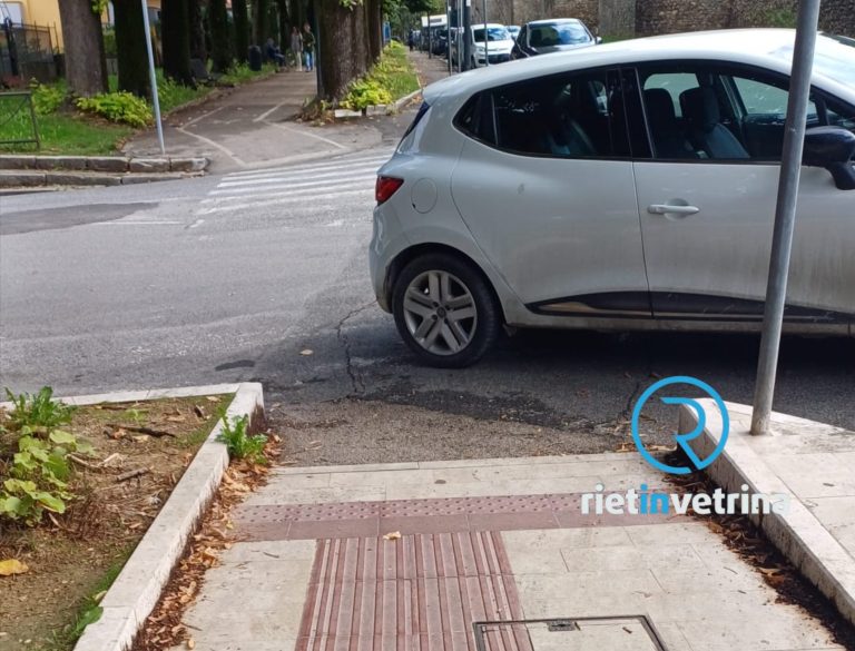 SEI TU IL REPORTER – “Auto ostruiscono i marciapiedi per disabili di viale Morroni. I Vigili Urbani non multato nè controllano”