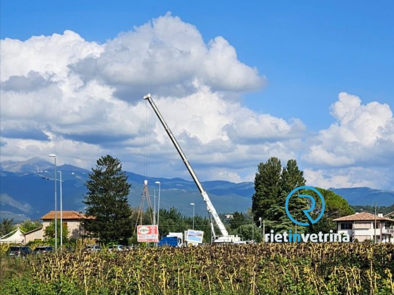 In corso di montaggio il nuovo ponte pedonale sul Turano