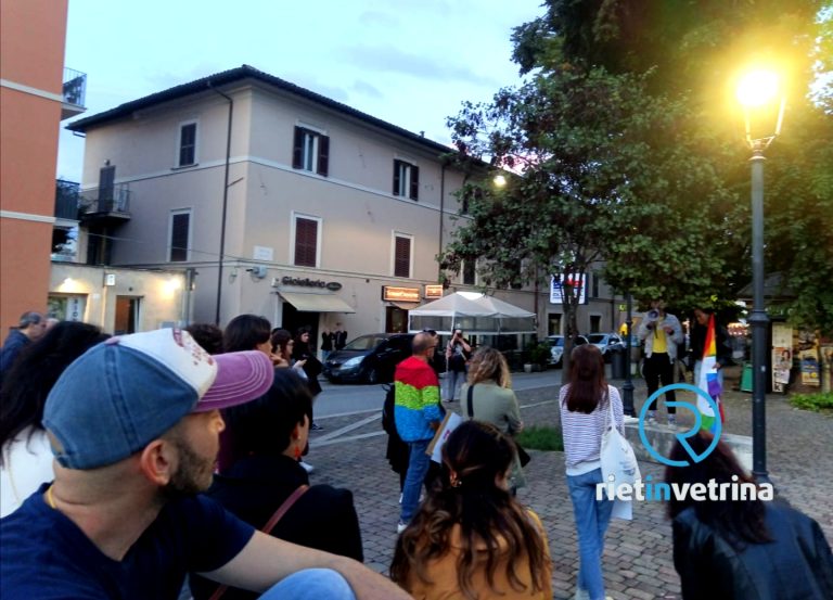 Anche a Rieti si è tenuto il sit-in “Scuola libera tutt3” per l’educazione sessuale e affettiva – LE FOTO