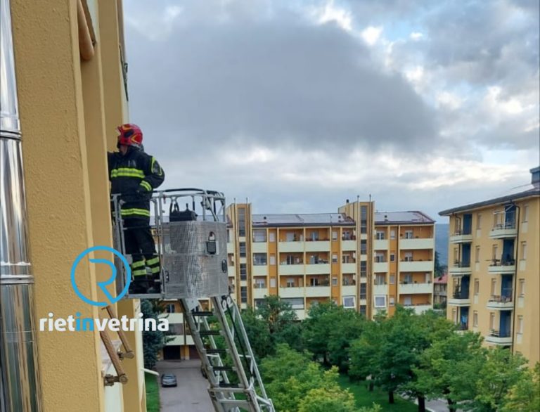 Quattro Strade, intervento dei Pompieri per pezzi di “cappotto 110” caduti da un condominio