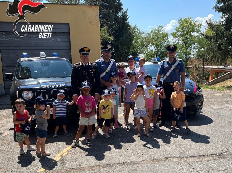 I bambini del centro estivo di Magliano Sabina in visita alla stazione carabinieri