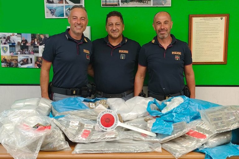 Guidava un FIAT Doblò con dentro 92 chili di cannabis. Arrestato sull’Autostrada del Sole