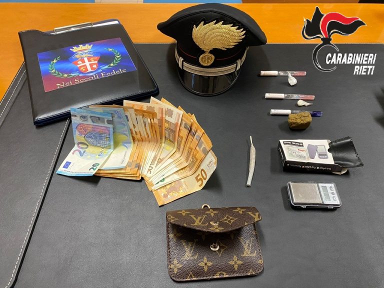 Arrestato due volte in pochi giorni per spaccio di droga. Evade dai domiciliari per proseguire a fornire stupefacenti