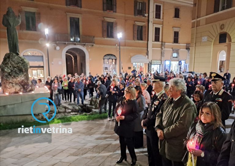 Centinaia di persone alla Fiaccolata per la Pace nel centro storico di Rieti