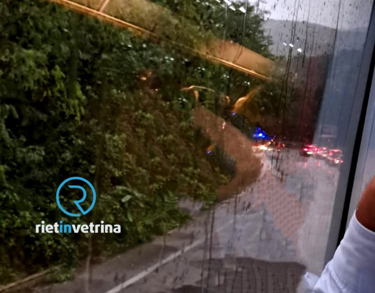 Frana a Ponte Buita. Fango e rami sulla Salaria