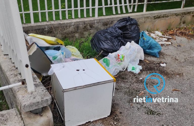 SEI TU IL REPORTER – Rifiuti abbandonati in via Carlo Sforza