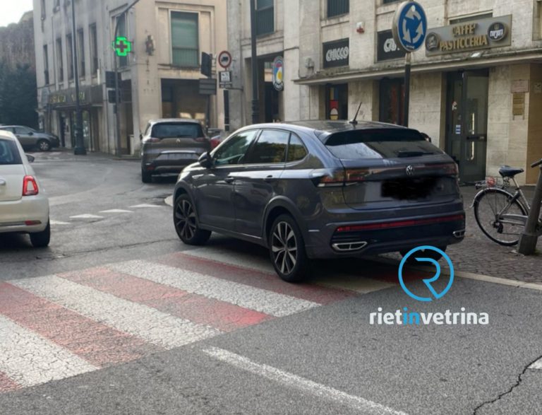SEI TU IL REPORTER – “In piazza Marconi ancora posteggi su strisce pedonali e dentro la rotatoria!”