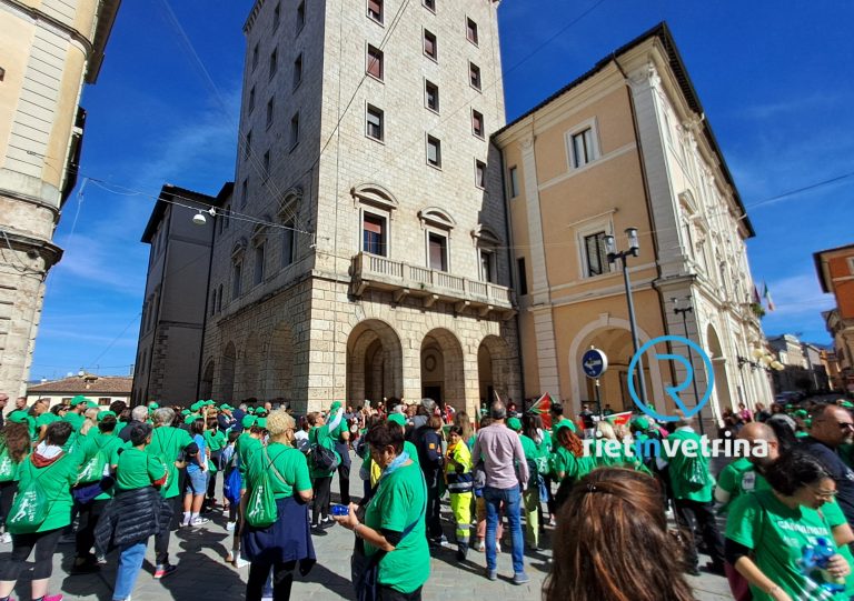 ►VIDEO – Il serpentone verde composto da centinaia di persone per la “Camminata per la Vita 2024 ALCLI”