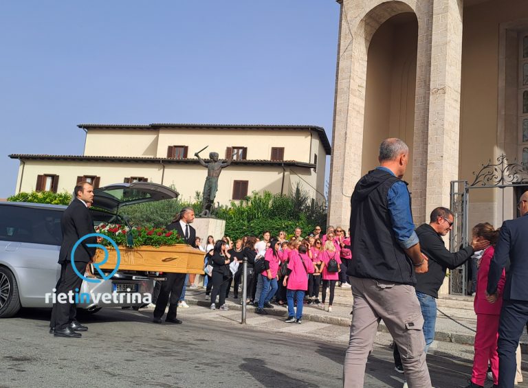 Disperazione e lacrime alle esequie di Daniela Angelucci. Centinaia le persone presenti