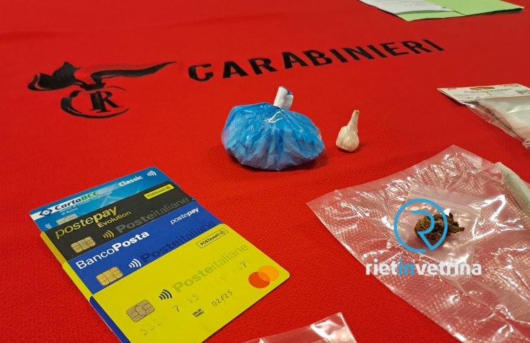 Gestiva un “supermercato” dello spaccio mentre era ai domiciliari. Cedeva dosi davanti a moglie e figli. Arrestato 37enne