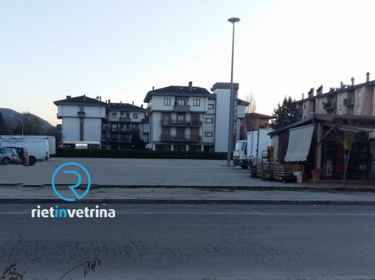 Volontariato civico: lavori a largo Martiri delle Foibe grazie ai commercianti