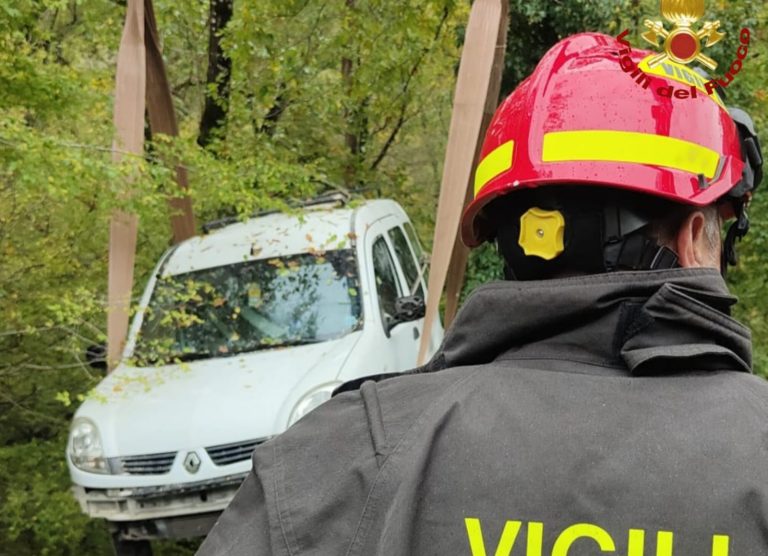 L’auto finita nel dirupo sulla Tancia