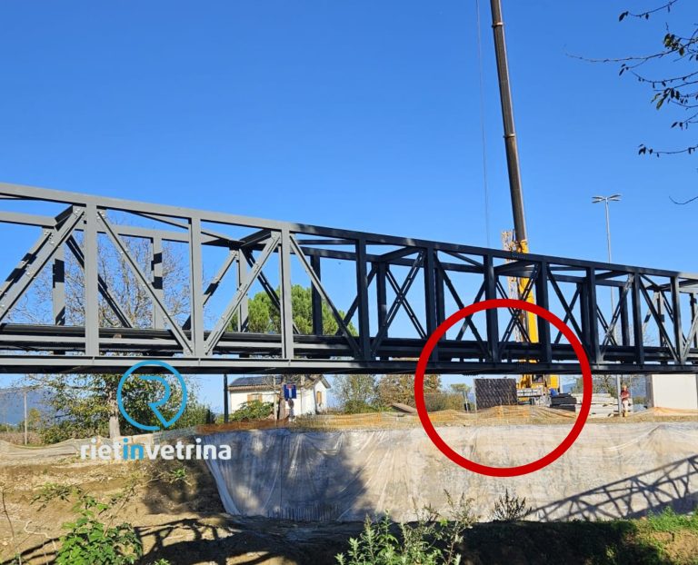 In fase di montaggio le pareti in ferro che terranno l’armatura in cemento armato dove sorgerà il nuovo Ponte Turano